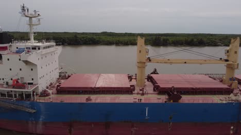 gran buque de carga de granel navegando a lo largo del río paraná en argentina