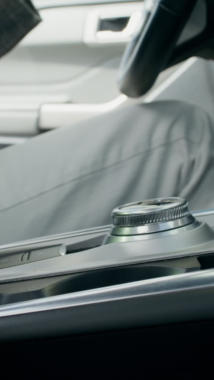 interior del automóvil y botella de agua