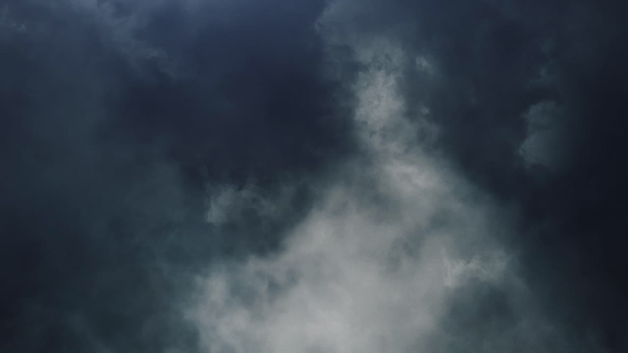 tormenta de 4k, espesas nubes en el cielo con relámpagos