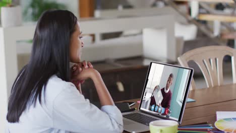 Mujer-Caucásica-Usando-Una-Computadora-Portátil-En-Una-Videollamada-Con-Un-Colega-Masculino