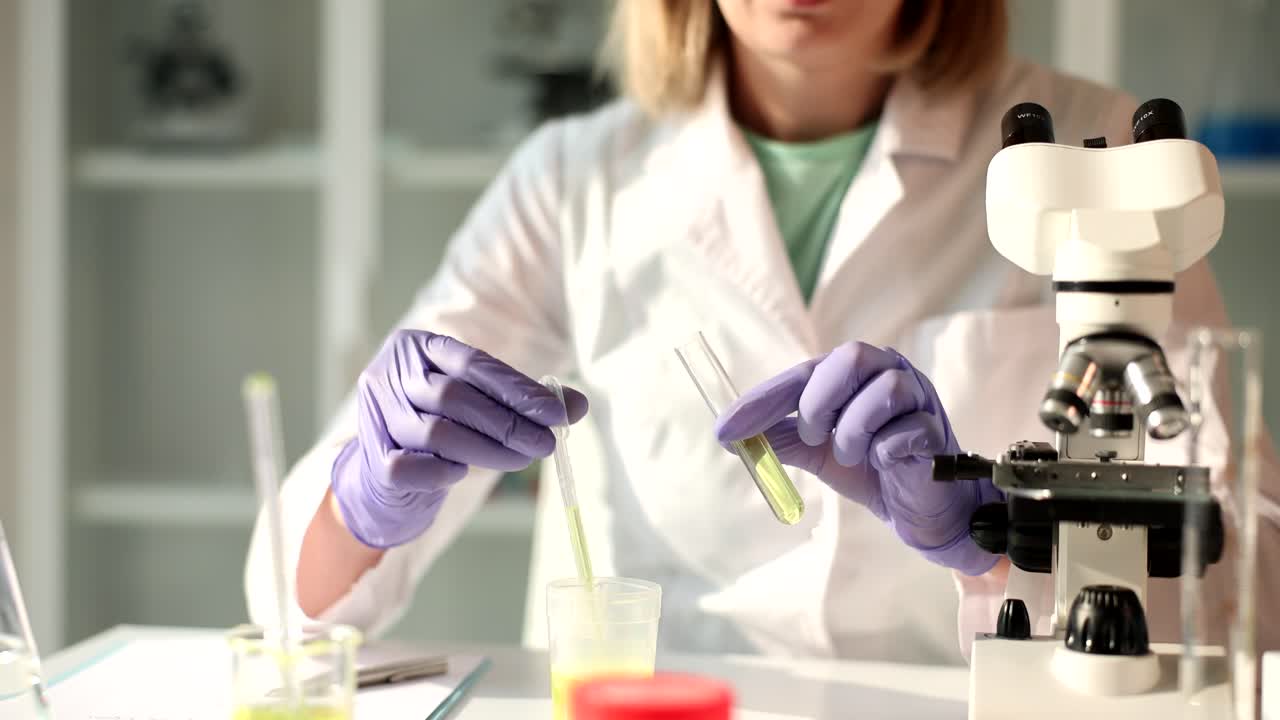 scienziato che esegue un esperimento in laboratorio