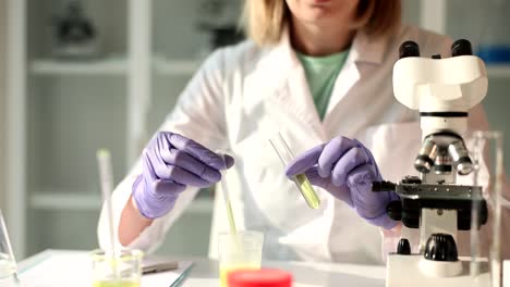 científico realizando un experimento en un laboratorio