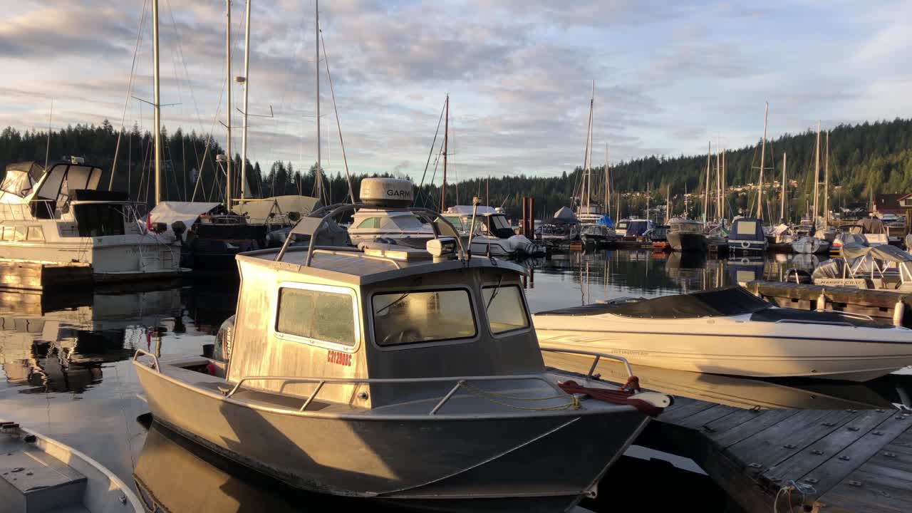 barcos amarrados en el puerto deportivo de deep cove, vancouver, sobre el agua, toma panorámica