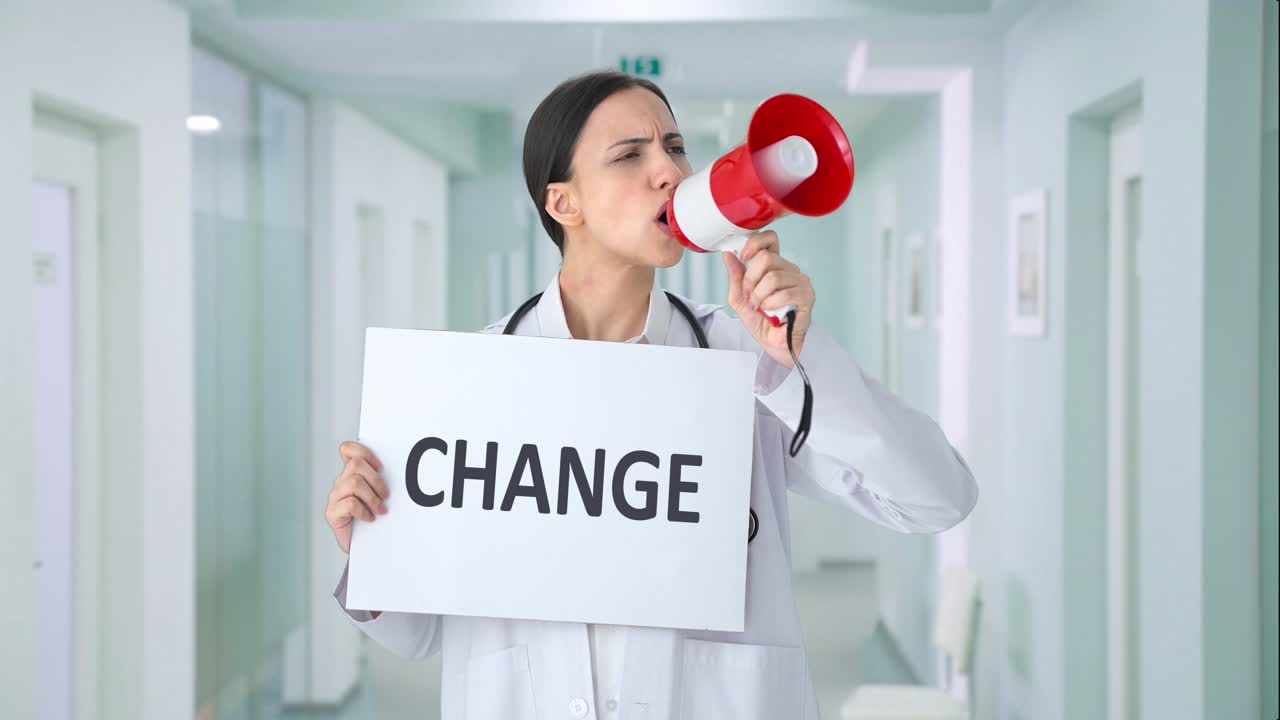 Kızgın Hintli kadın doktor DEĞİŞİM için protesto ediyor.