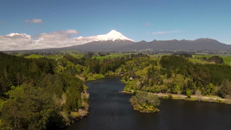 Naturwunder-Des-Vulkans-Taranaki-Und-Atemberaubende-Neuseeländische-Landschaft-Mit-See-Und-Einheimischem-Wald-–-Drohnenrückzug