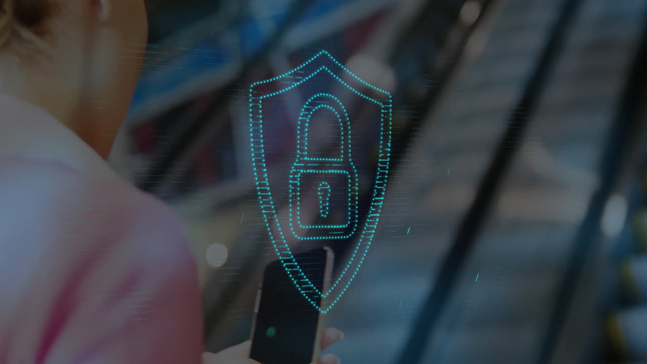 animación de puntos que forman un candado en el escudo, mujer caucásica desplazándose en el teléfono móvil cerca de la escalera mecánica