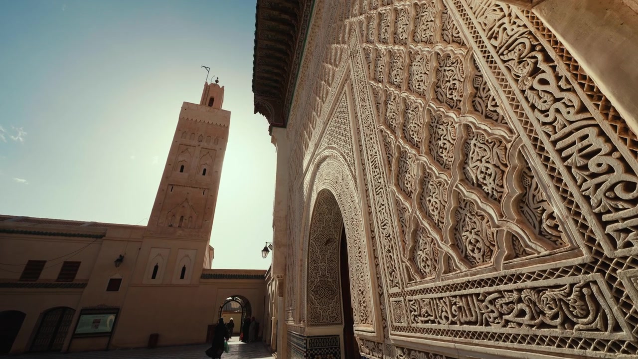 Monimutkaista islamilaista arkkitehtuuria ja minareetti Marrakechissa, Marokossa.
