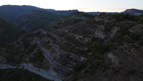 Nestorio-Village-Enthüllt:-Ein-4K-Luftspektakel-Entlang-Des-Flusses-Und-Durch-Den-Wald