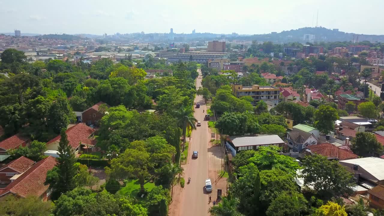 impresionante vista general de los suburbios con vehículos que circulan por la carretera durante el día en bugolobi, kampala, uganda