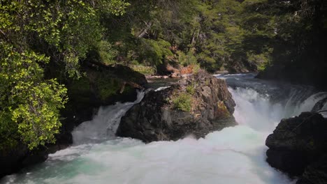 sobrevuelo aéreo salpicando agua de varias cascadas en el parque nacional de la patagonia, argentina