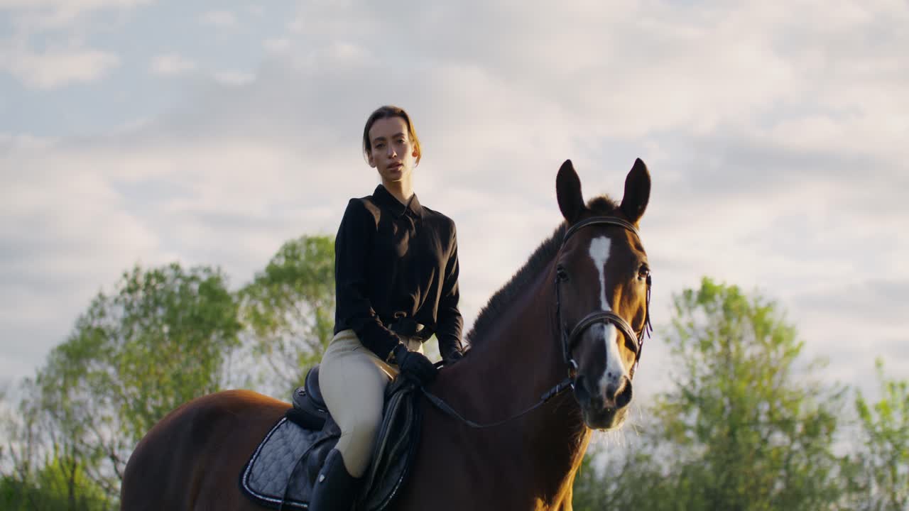 Retrato de mujer montando a caballo