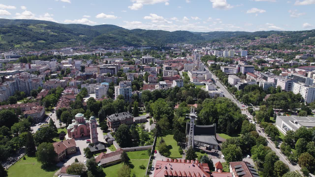 horizonte de la ciudad balcánica banja luka en bosnia y herzegovina, valle verde