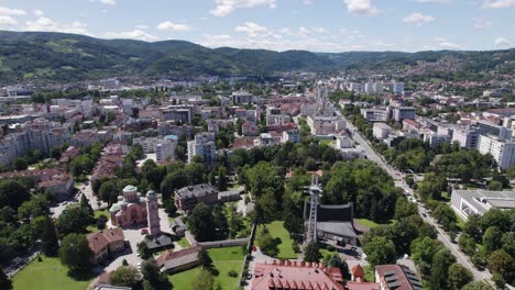 Skyline-of-balkan-city-Banja-Luka-in-Bosnia-and-Herzegovina,-green-valley