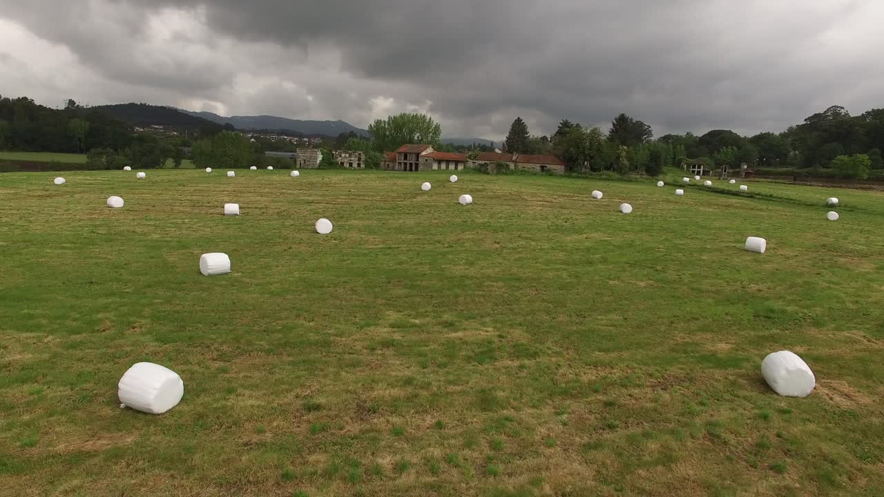 вид с воздуха на сельскохозяйственные угодья со стогом сена