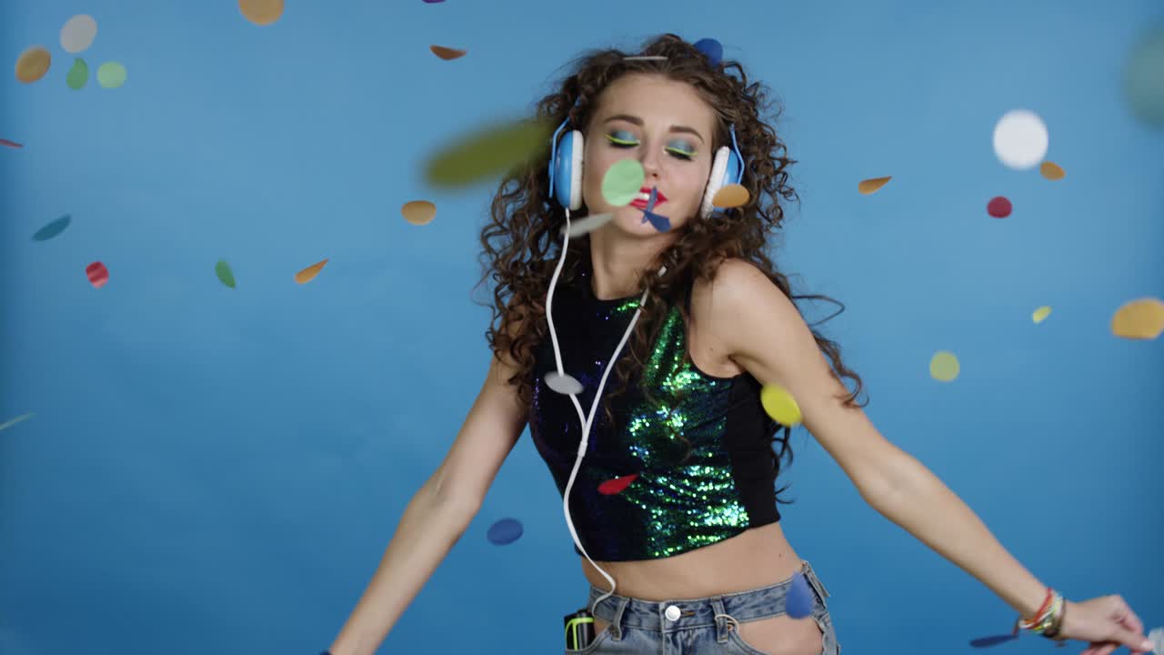 chica de fiesta y auriculares