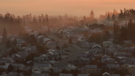 vista aérea de un barrio densamente poblado rodeado de niebla a primera hora de la mañana