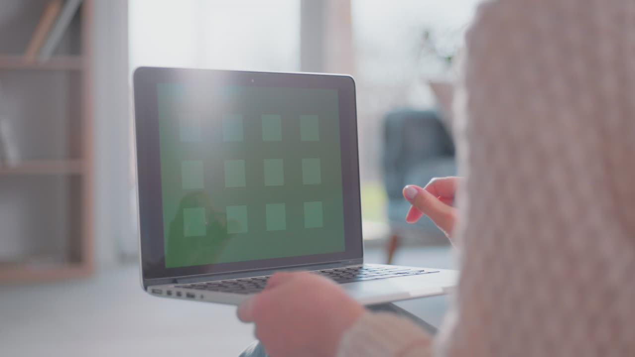 mujer joven trabajando en una computadora portátil de pantalla verde