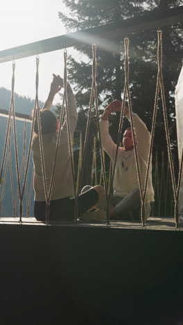 el hombre y la mujer levantan las manos durante la meditación. la mujer y el hombre participan en una sesión de yoga en un ambiente sereno. los socios se deleitan en la armonía de la conexión