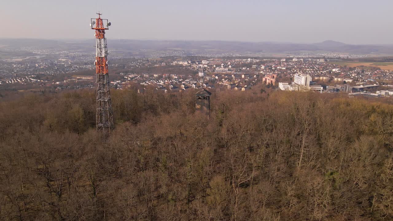 toma de cierre de una torre de televisión y comunicación en una colina alta en stoppelberg