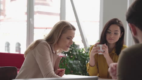 Mujeres-En-Una-Reunión-De-Negocios.-Trabajo-En-Equipo-Discutiendo.-Día-Internacional-De-La-Mujer.