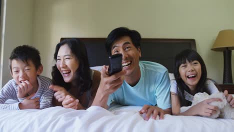 침실에서 텔레비전을 보는 행복한 가족 4k
