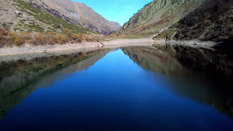 Lago-Pacífico-Del-Lago-Della-Rovina-Con-Montañas-En-El-Fondo,-Italia,-Provincia-De-Cuneo