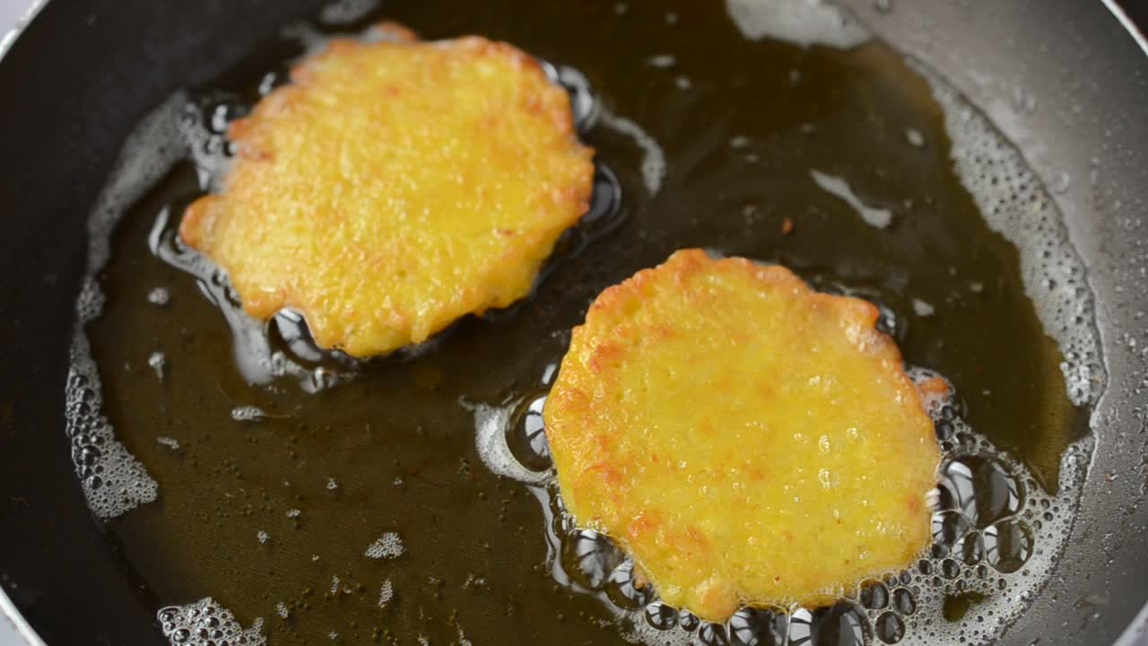 Friggiamo hash brown in padella. Cottura in padella