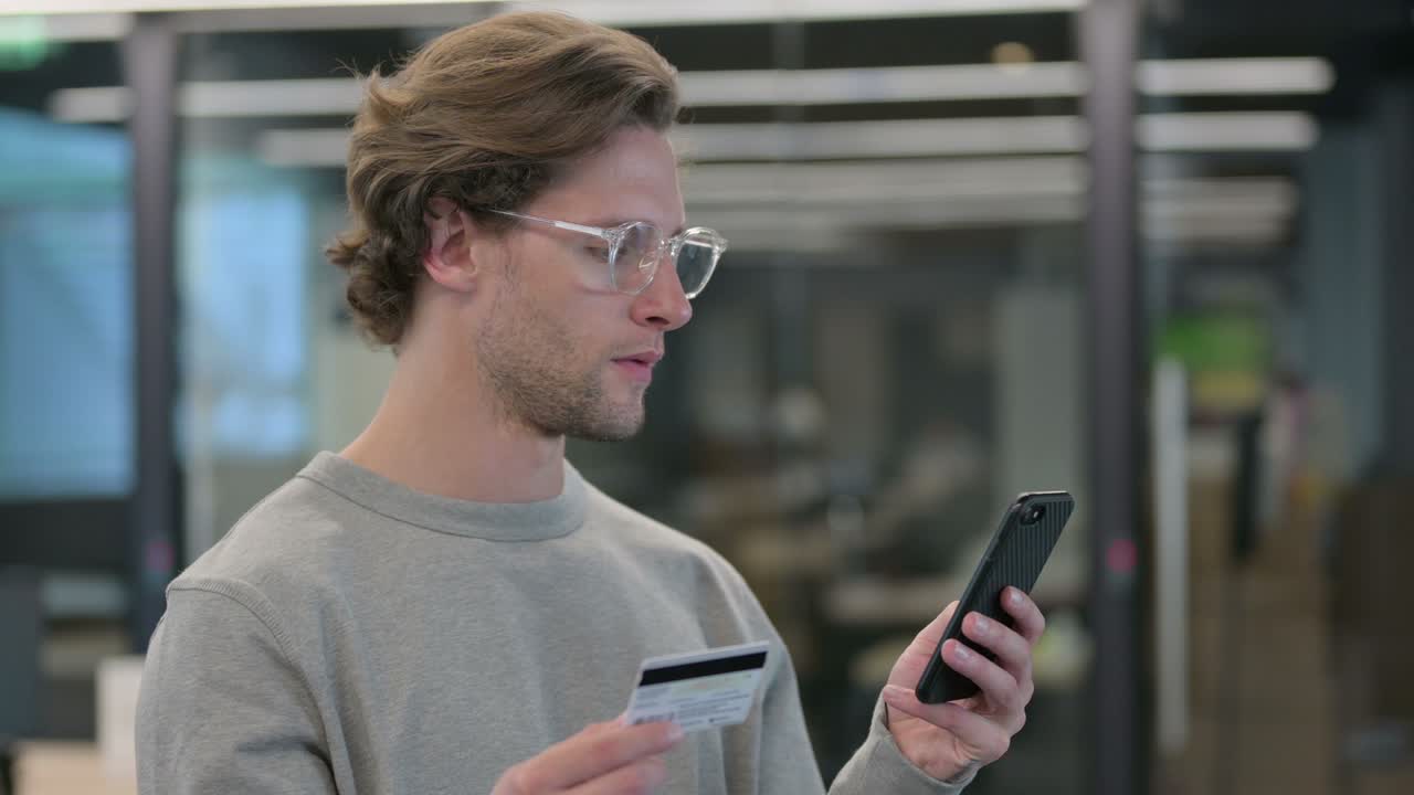 retrato de un hombre de negocios haciendo un pago en línea en un teléfono inteligente