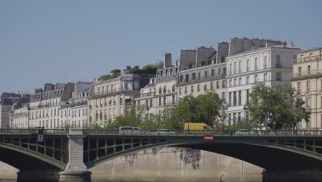 Blick-Auf-Die-Stadt-Und-Die-Brücken-Vom-Touristenboot-Auf-Der-Ile-Saint-Louis-In-Paris,-Frankreich,-Aufgenommen-In-Zeitlupe-2