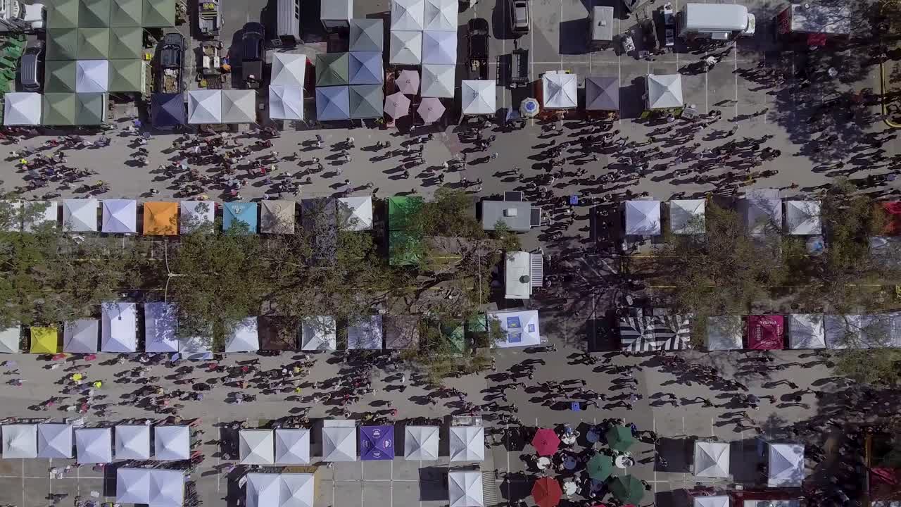 video aéreo de drones de 4k de compradores en el mercado de agricultores en downotwn st