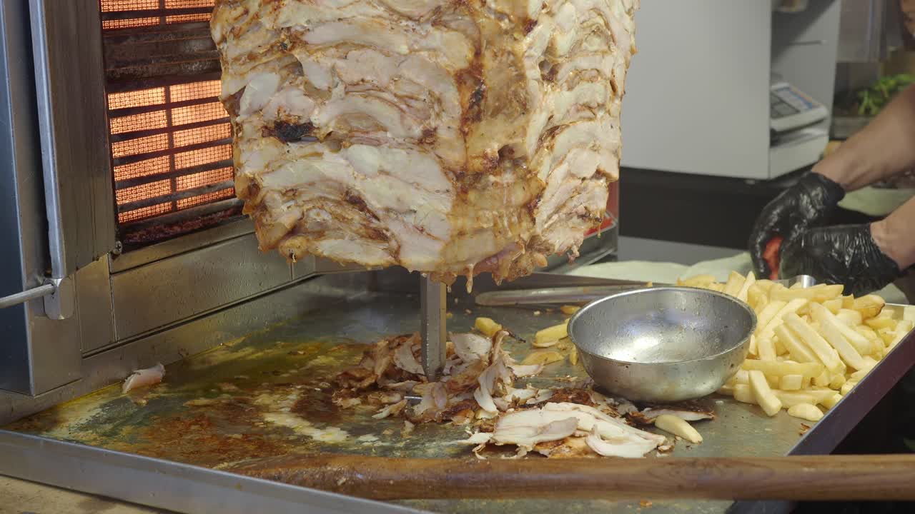 shawarma preparándose en un restaurante