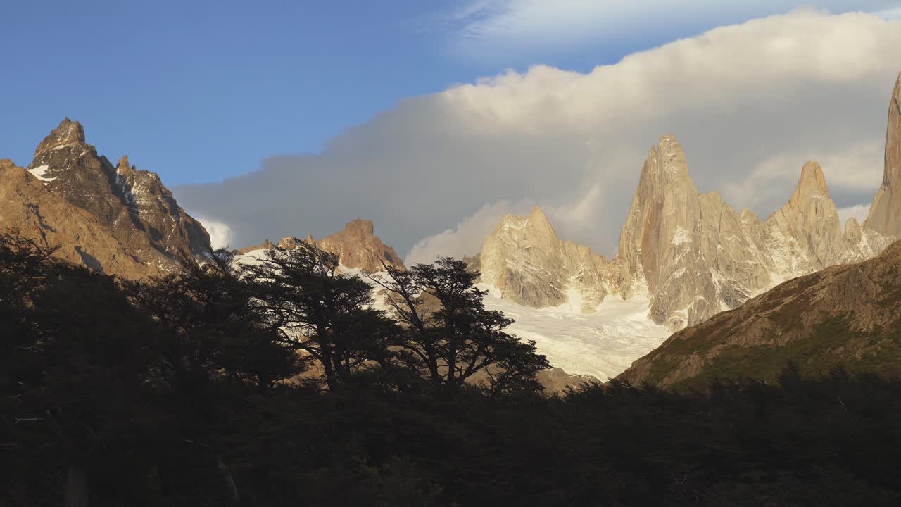 Grandi nuvole dietro il lato sinistro del Monte Fitz Roy al mattino in Patagonia, Argentina