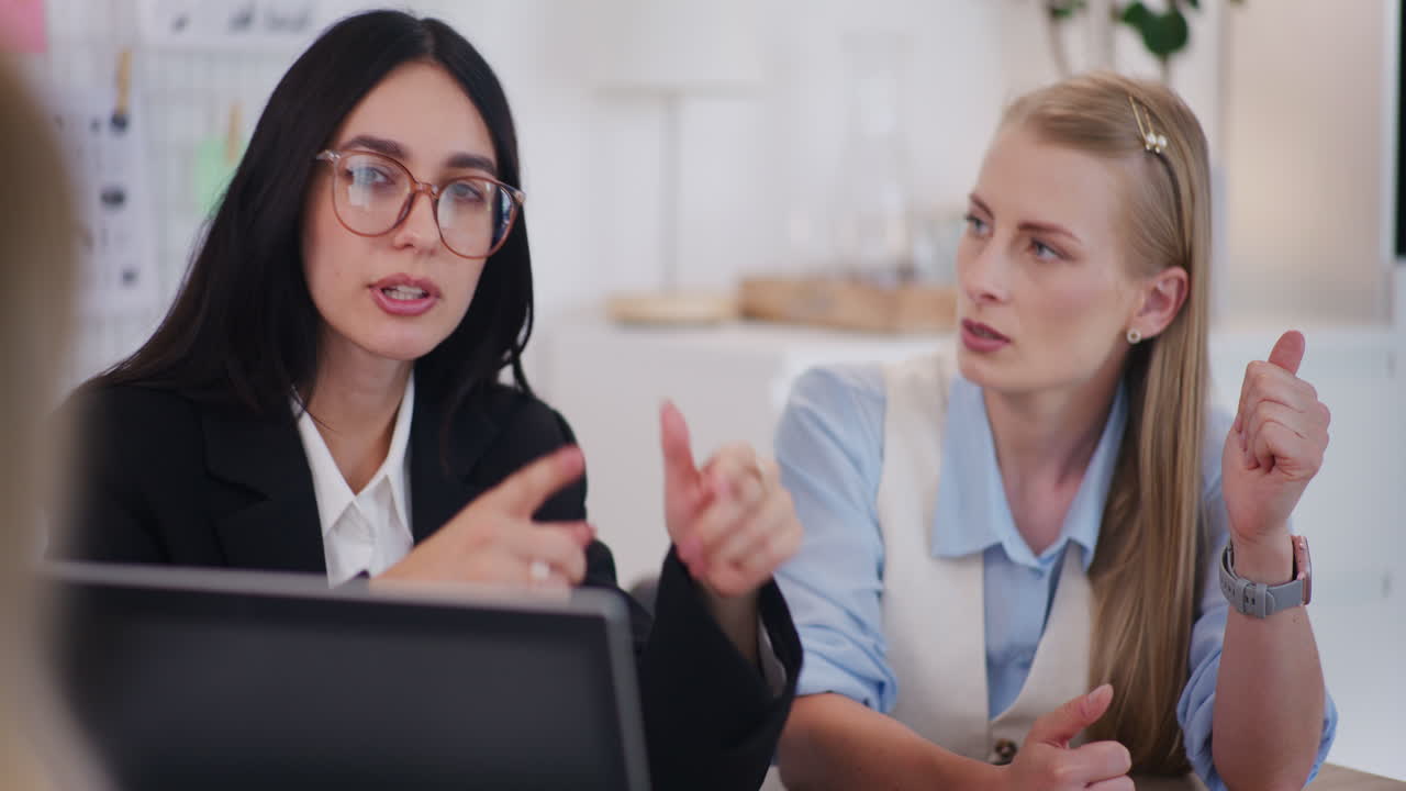 la dirección discute la disminución de las ganancias y las ventas