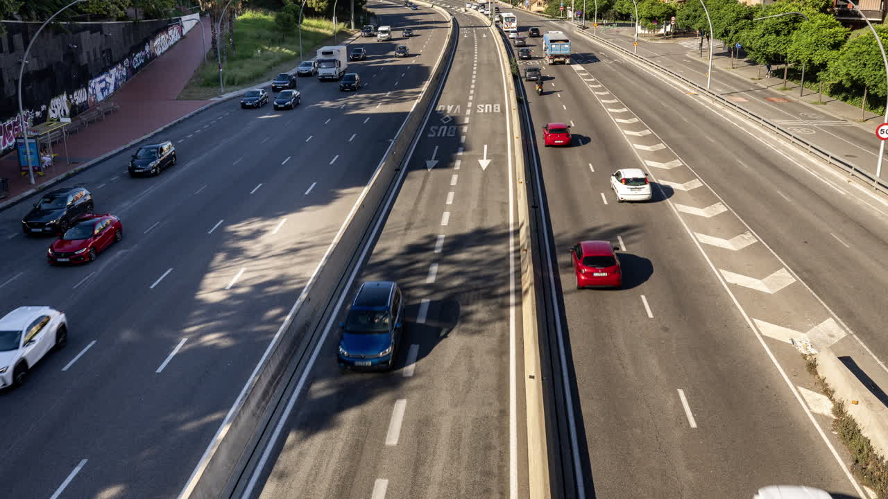 vídeo time-lapse del tráfico en una autopista de Barcelona durante la hora punta de la tarde