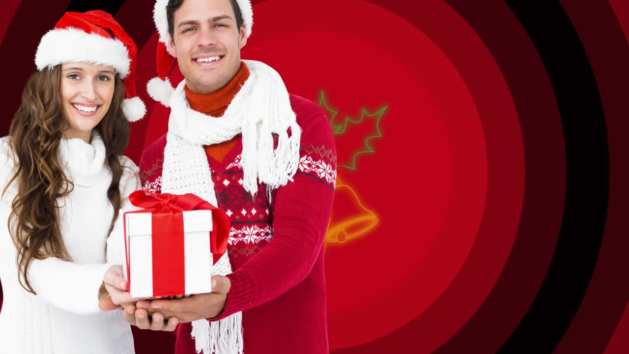 animación de una pareja feliz con un regalo de navidad sobre el acebo y las campanas en círculos rojos