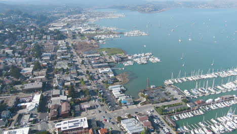 Volando-Sobre-El-Puerto-Deportivo-De-Sausalito-Y-El-Distrito-Del-Centro-De-La-Ciudad-En-El-Norte-De-California-En-Una-Brumosa-Tarde-De-Invierno