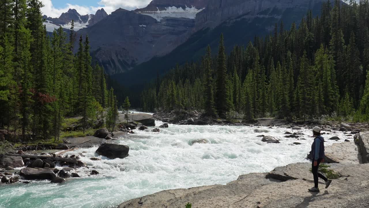 Paesaggio panoramico di un fiume di montagna