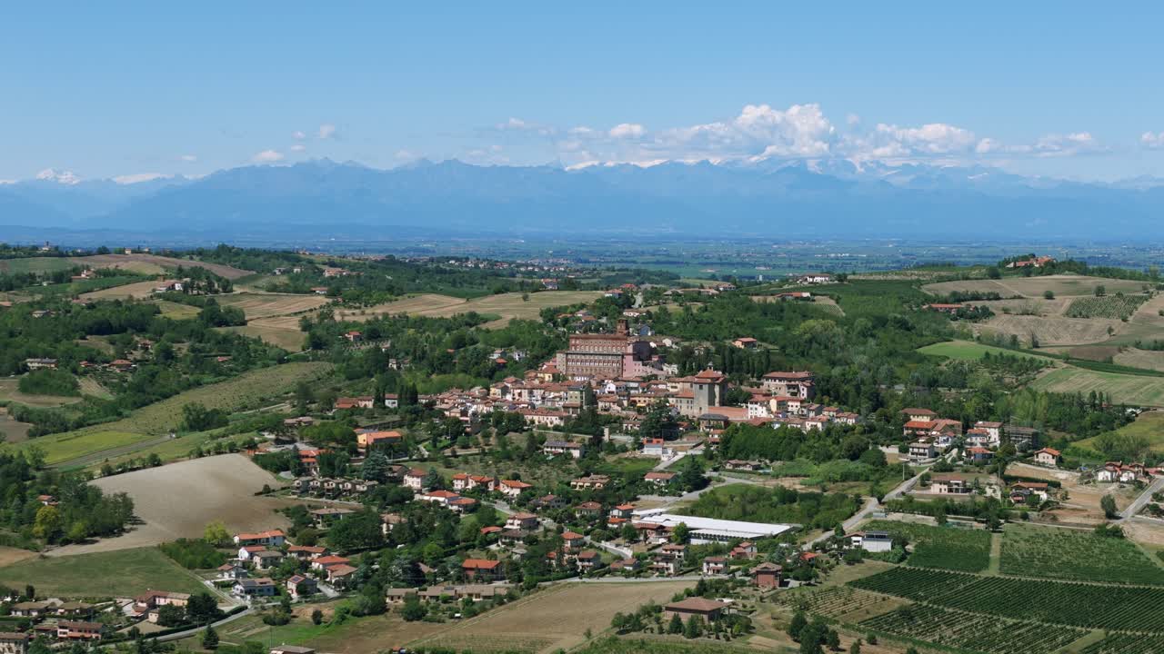 pequeña ciudad de piamonte en italia con la cordillera de los alpes en el fondo
