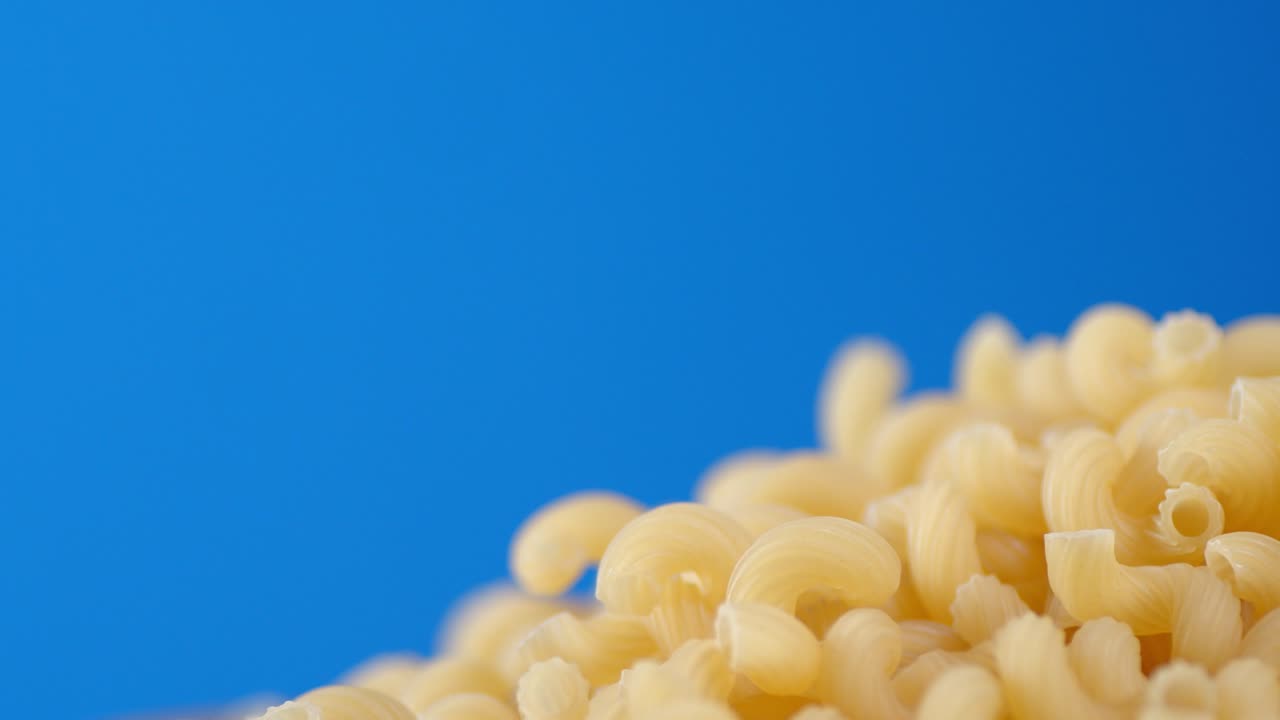 un montón de pasta cavatappi seca gira lentamente.