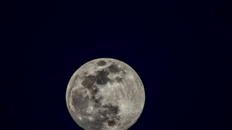 Lua Cheia movendo-se lentamente pelo quadro a 24 FPS