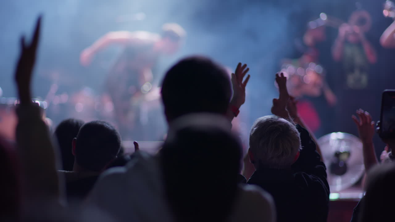Pubblico che acclama e applaude a un concerto di musica dal vivo