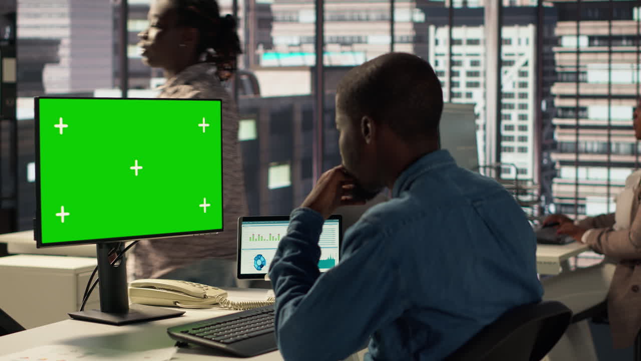 uomini d'affari che lavorano in uffici moderni