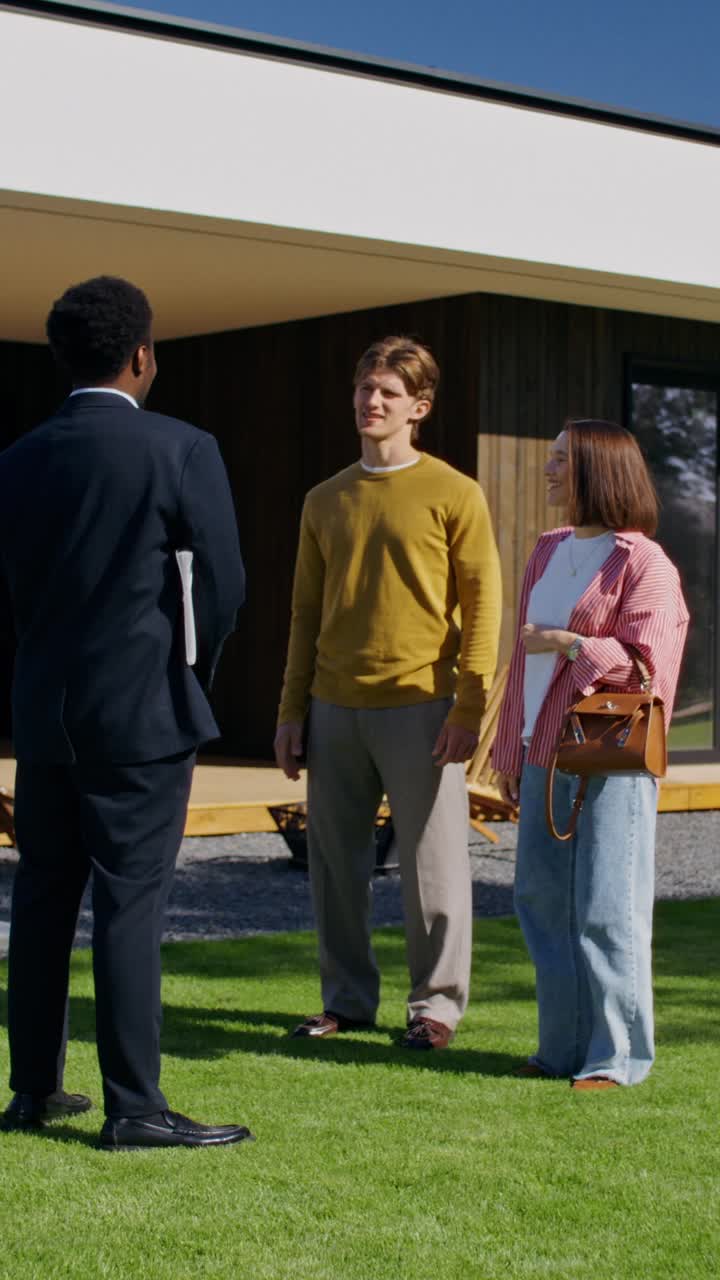 agente de bienes raíces mostrando la casa a una pareja