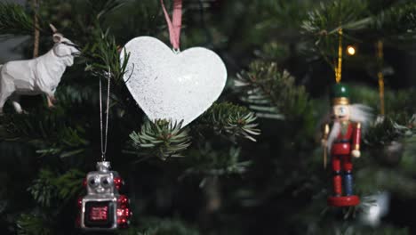juguetes de decoración en el árbol de navidad