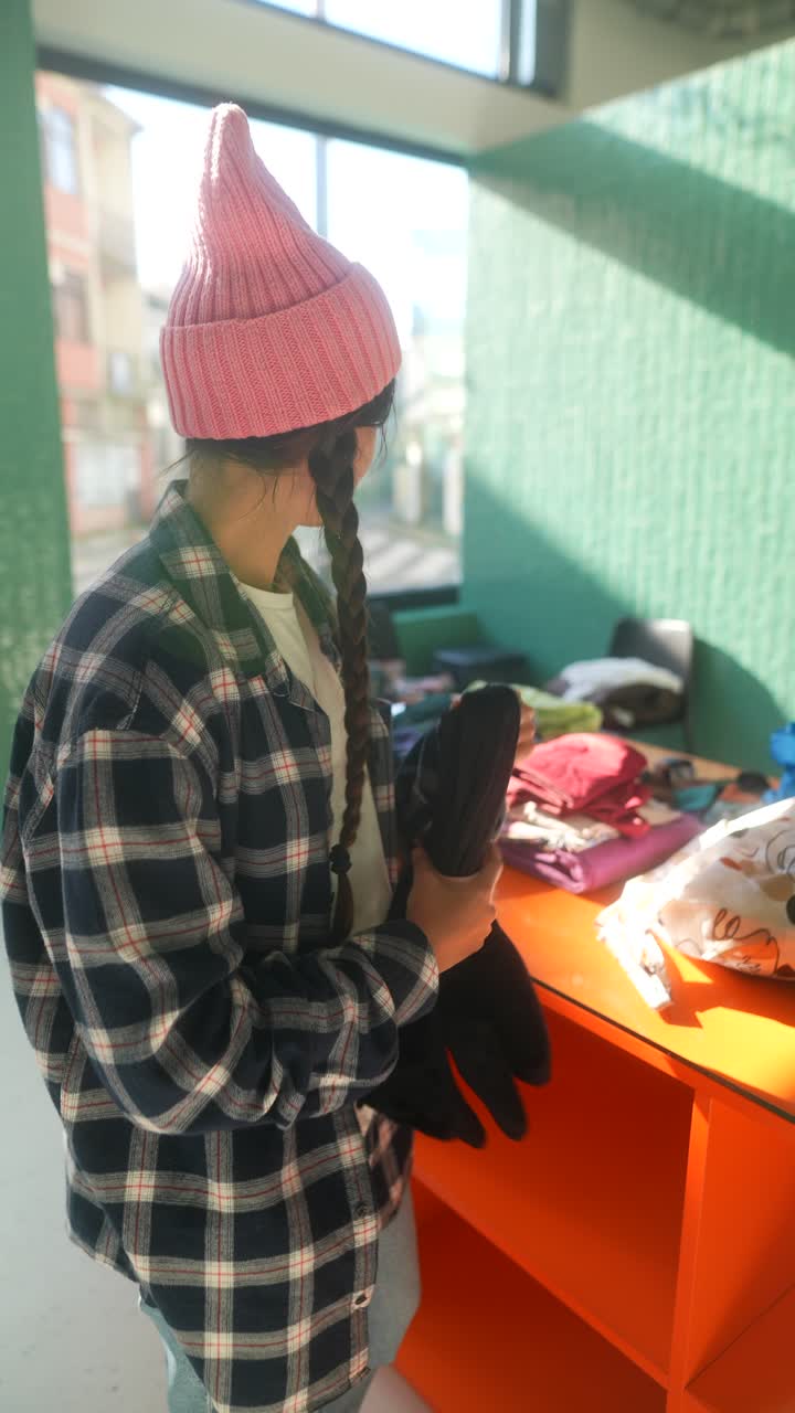 mujer trabajando en una tienda de ropa