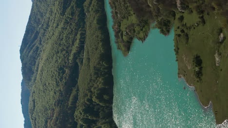 la luz del sol brilla en la superficie del lago maneciu dam, rumania
