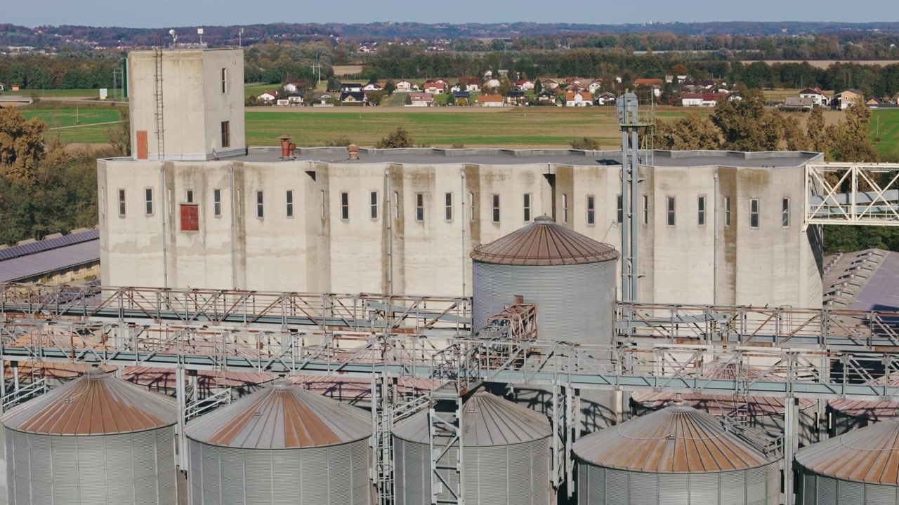 Getreidesilos ragen hoch auf in einer Lageranlage, umgeben von Feldern. Diese Luftaufnahme zeigt ihre