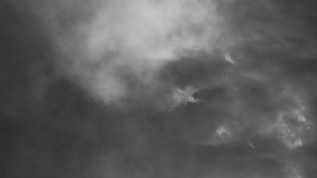 어두운 구름 속에서 뇌우와 번개가 번쩍이는 모습