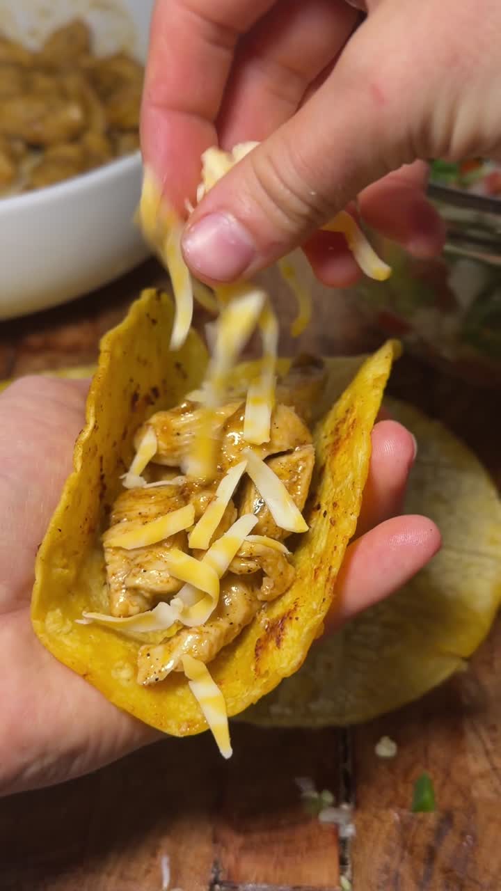 Primo piano dei condimenti per taco con ingredienti freschi e colorati come la salsa Pico