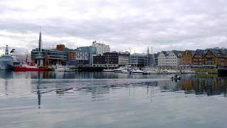 vista de un puerto deportivo en tromsø, al norte de noruega